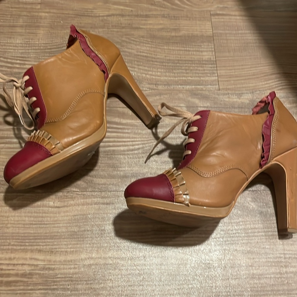 Rare anthro miss Albright Tan and Red Women's Heels 👠 - Picture 9 of 11